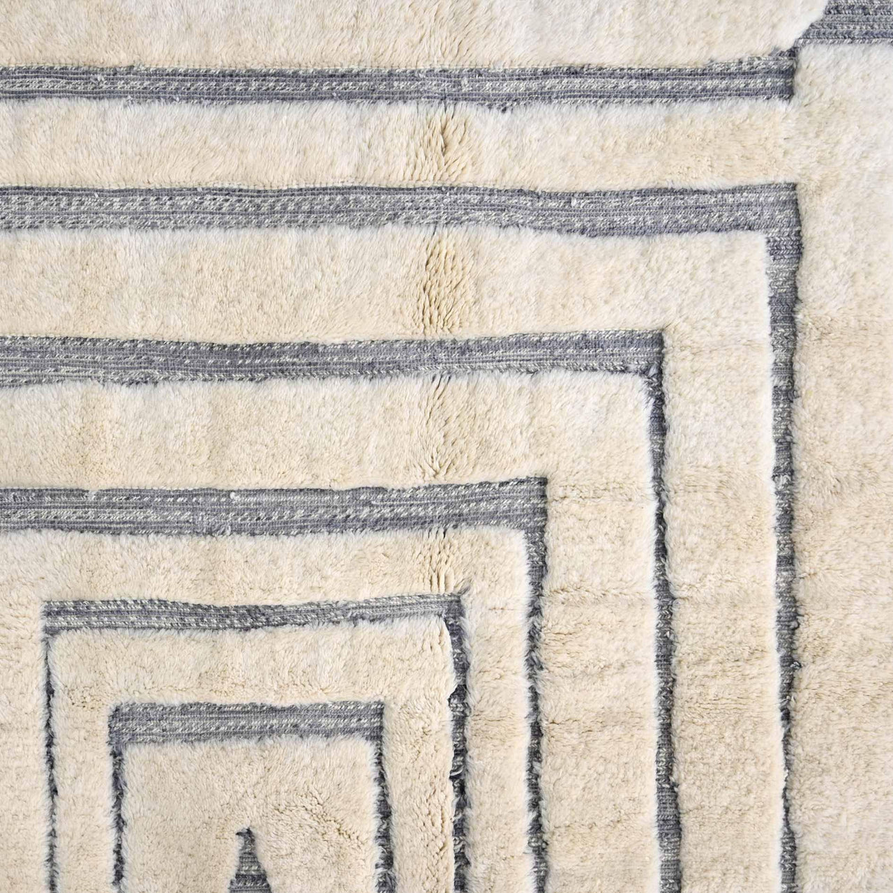 White Custom Made Luxury Beni Mrirt Rug - Ettilux Home